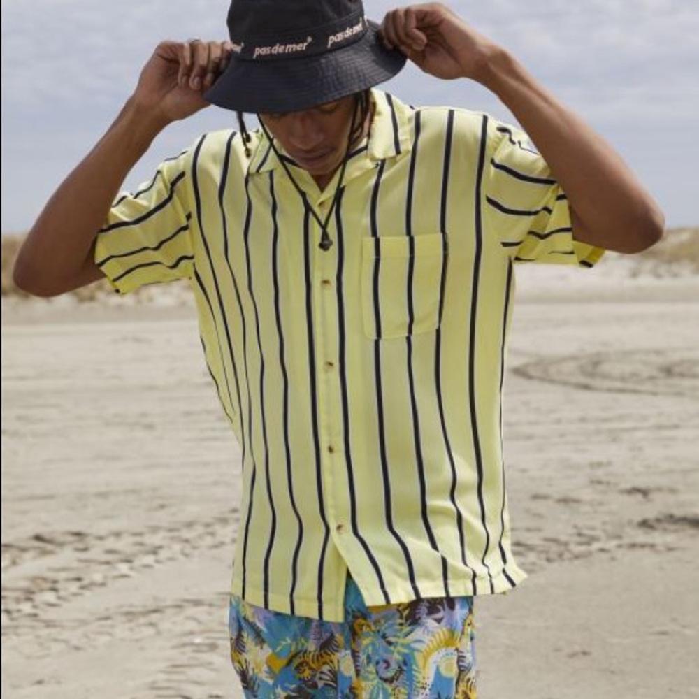 URBAN OUTFITTERS VERTICLE STRIPE RAYON SHORT SLEEVE BUTTON DOWN 🌿